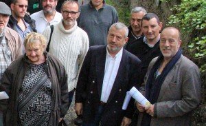 Des adhérents et A. Belkarmi, en présence de Y. Obis (au milieu), secrétaire général de l'APAJH du Tarn, et du président du GEM, J.-P. Bernard (derrière à gauche). 